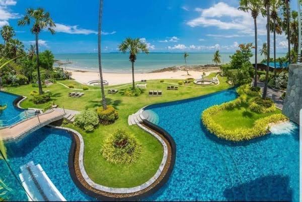 Luxurious Beachfront Pattaya Esterno foto