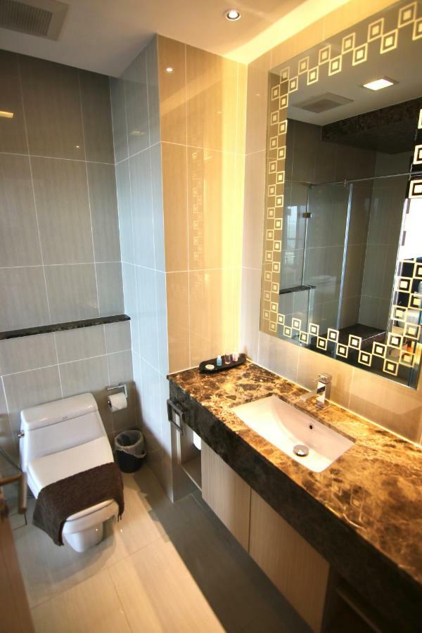 Luxurious Beachfront Pattaya Esterno foto